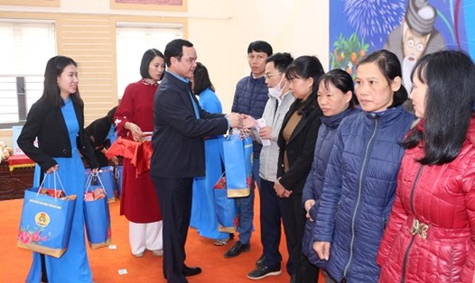 Chủ tịch Tổng LĐLĐ Việt Nam Nguyễn Đình Khang tặng quà Tết cho công nhân lao động tỉnh Hà Nam. Ảnh: LĐLĐ Hà Nam
