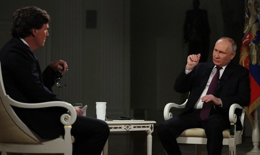 Nhà báo Mỹ Tucker Carlson phỏng vấn Tổng thống Nga Vladimir Putin. Ảnh: Sputnik