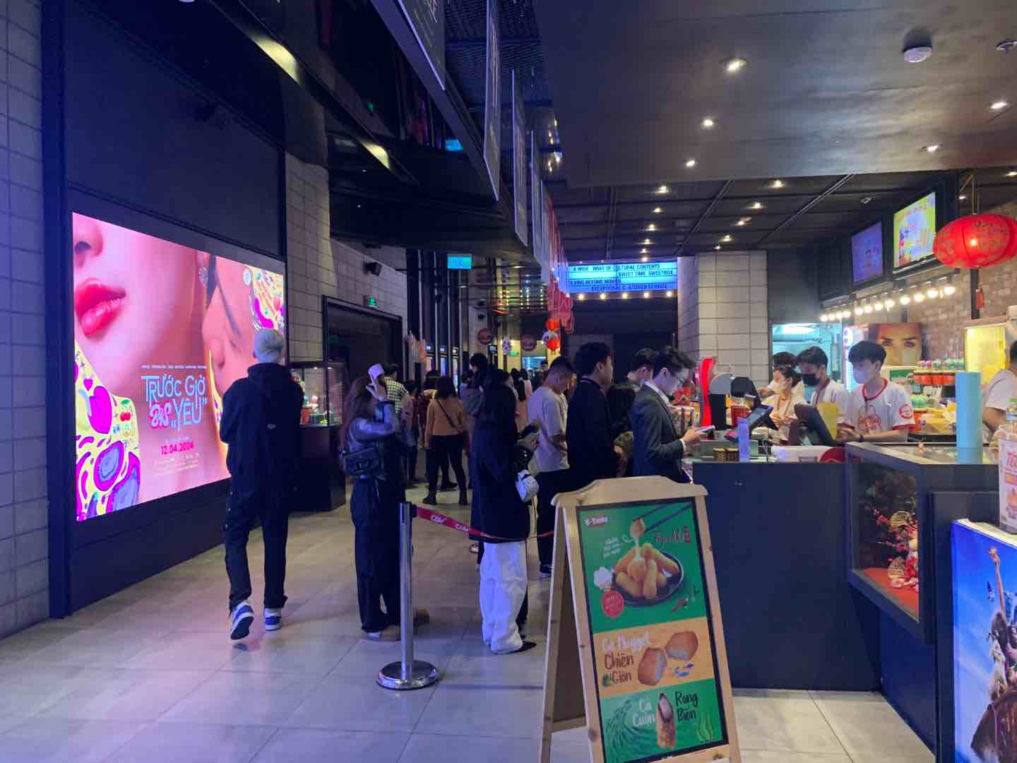 Cảnh người dân xếp hàng chờ mua vé tại các rạp phim ngày Tết. Ảnh: Nhật Minh