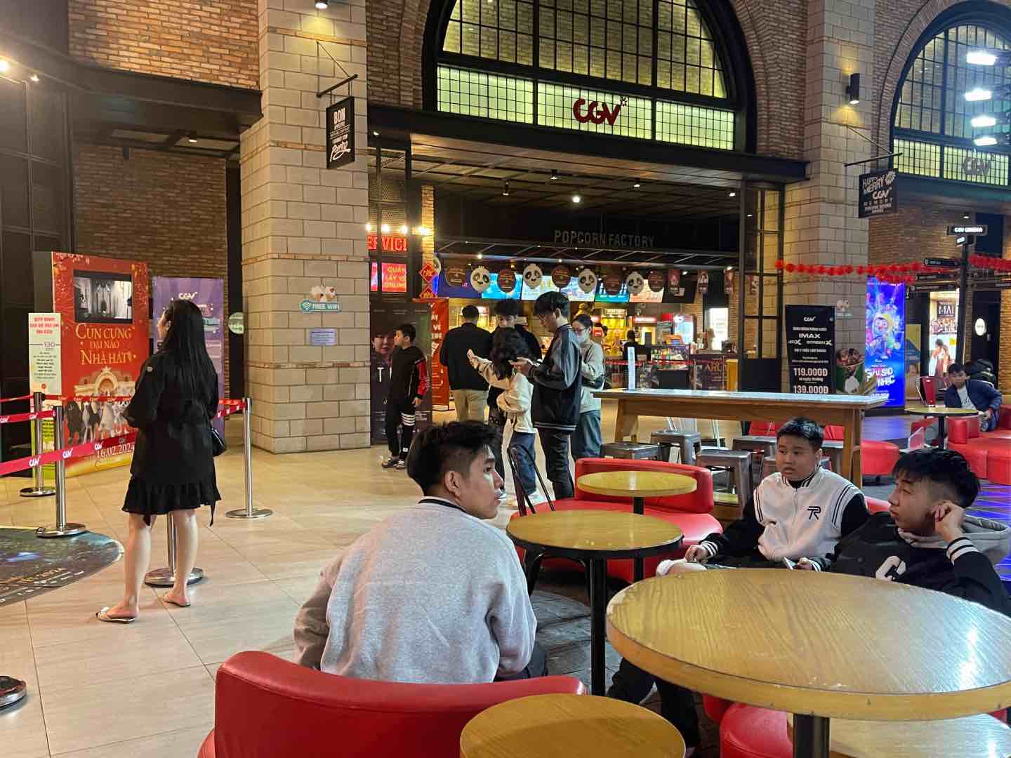Sáng mùng 4 Tết, nhiều bạn trẻ tới rạp CGV Aeon Mall Long Biên để xem phim. Ảnh: Nhật Minh