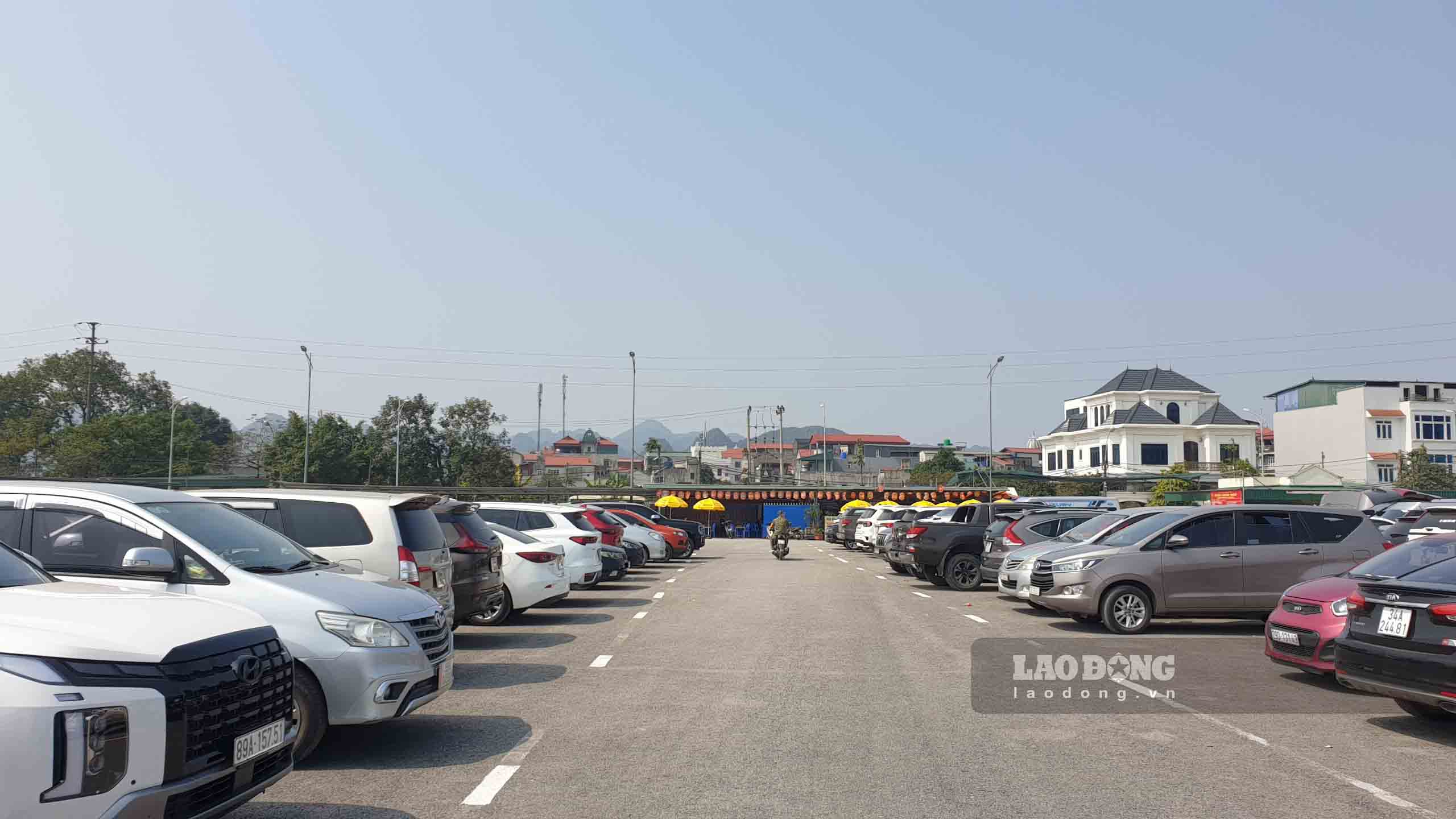 Năm nay, Ban tổ chức lễ hội chùa Hương bố trí 4 bãi đỗ xe với tổng số 5000 lốt đỗ. Ảnh: Trần Tuấn