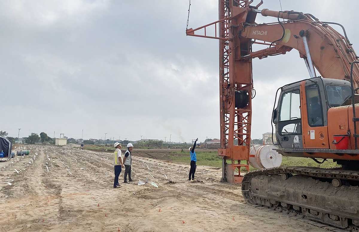 Dự án đường Vành đai 4 đoạn qua huyện Thường Tín đang được thi công khẩn trương. Ảnh: Phạm Đông