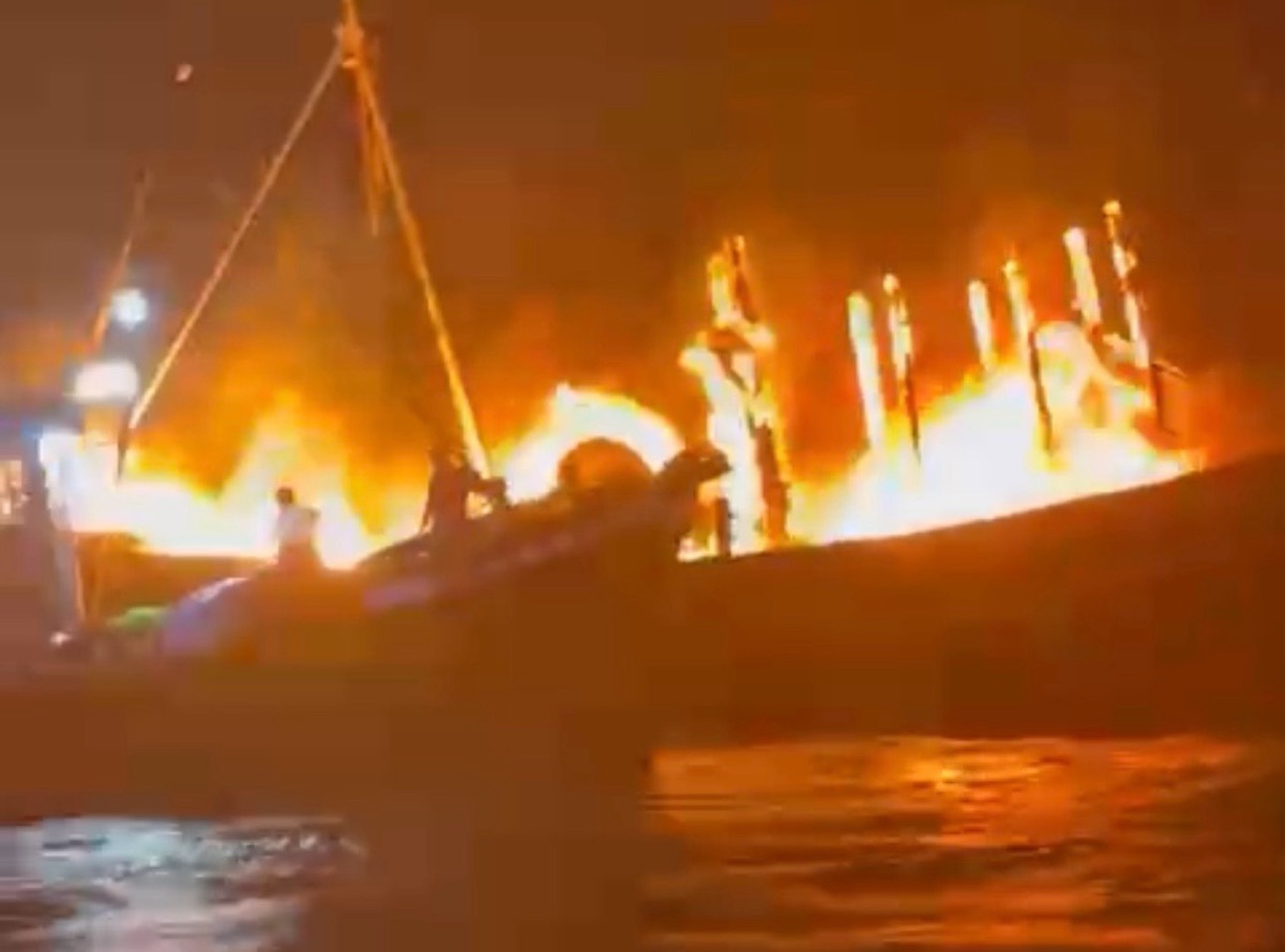Lửa bùng cháy mạnh nên không thể dập tắt khiến tàu cháy rụi và chìm. Ảnh: Duy Tuấn 