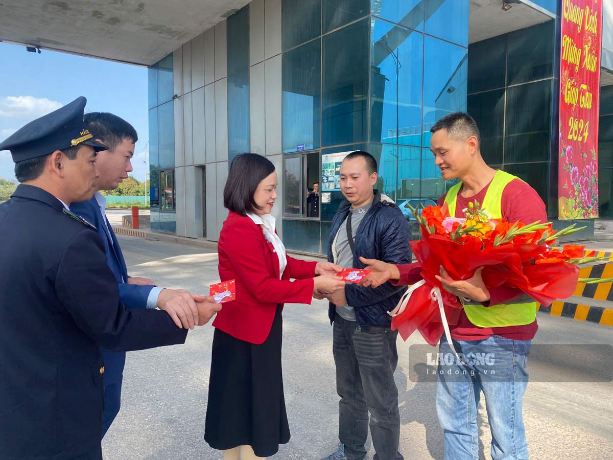 Lãnh đạo thành phố Móng Cái tặng hoa, lì xì và chúc Tết doanh nghiệp xuất nhập khẩu. Ảnh: BQL Cửa khẩu quốc tế Móng Cái