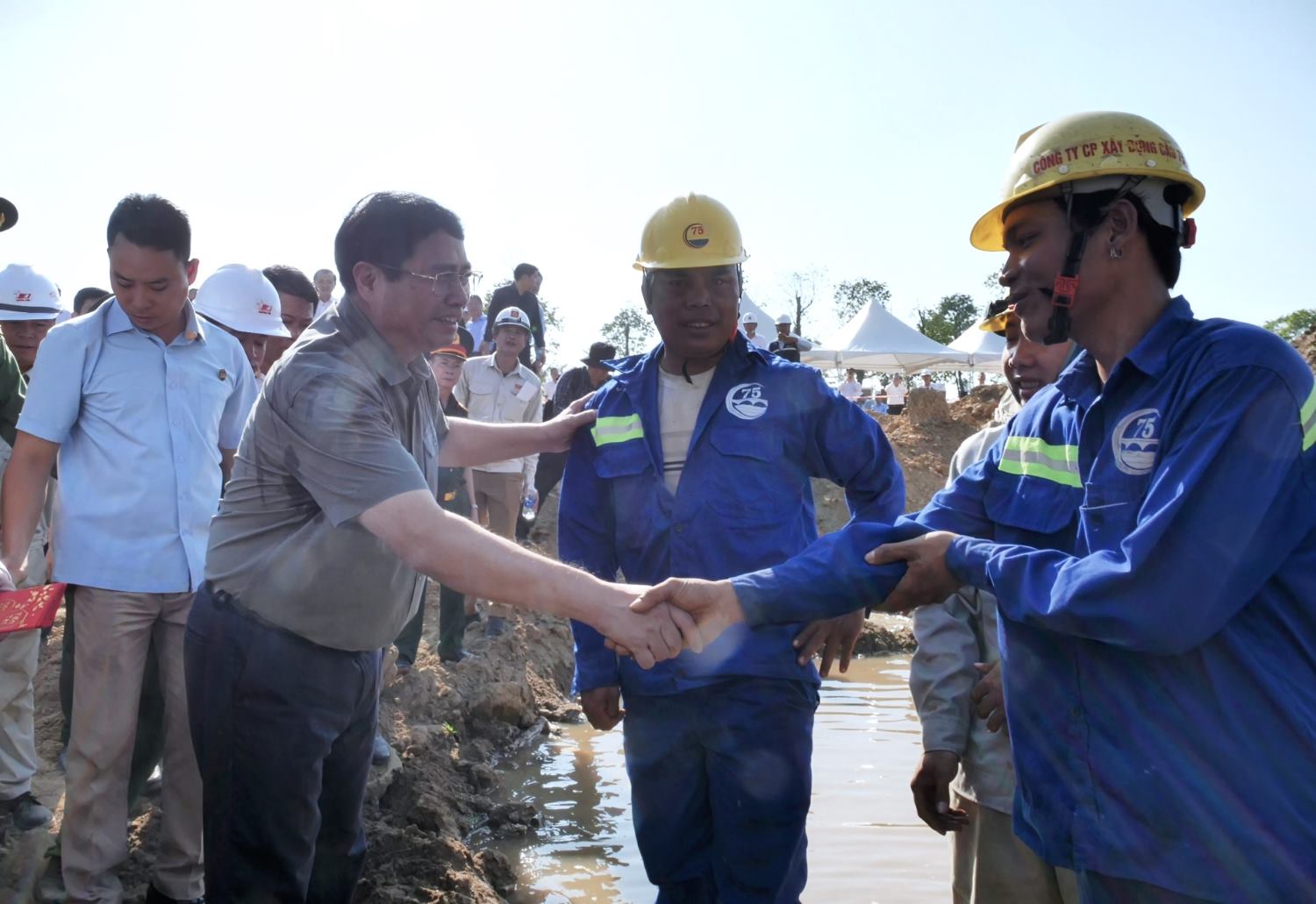 Thủ tướng Phạm Minh Chính thăm hỏi công nhân trên công trường Vành đai 3.  Ảnh: Anh Tú