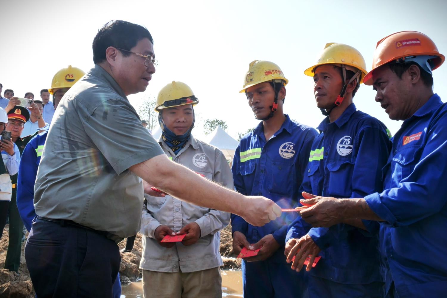 Thủ tướng Phạm Minh Chính lì xì cho công nhân.  Ảnh: Anh Tú