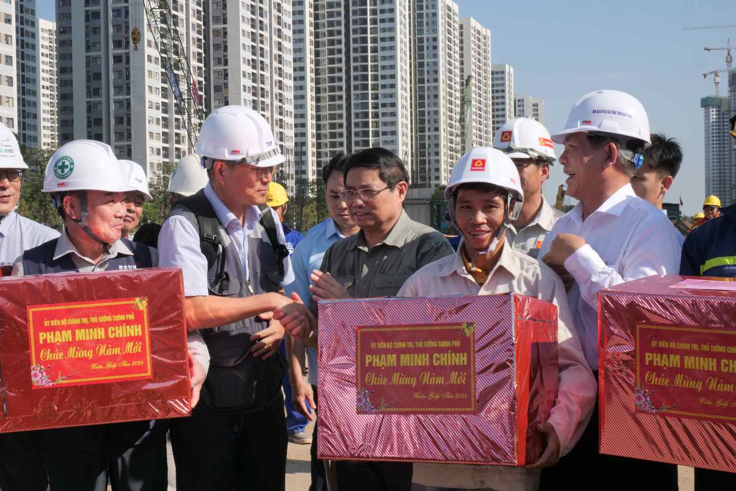 Thủ tướng Phạm Minh Chính tặng quà cho công nhân.  Ảnh: Anh Tú