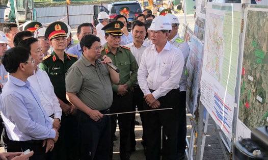 Thủ tướng Chính phủ Phạm Minh Chính kiểm tra tiến độ dự án Vành đai 3 TPHCM.  Ảnh: Anh Tú