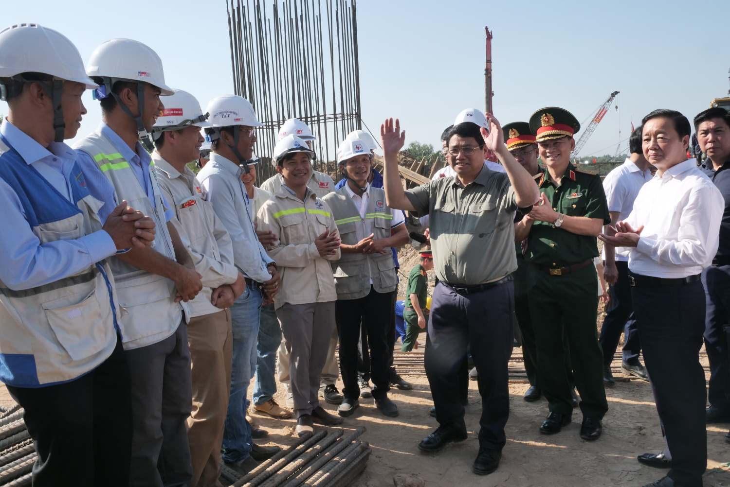 Thủ tướng Phạm Minh Chính thị sát dự án Vành đai 3 TPHCM.  Ảnh: Anh Tú