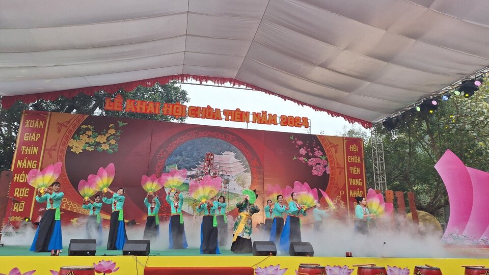 Các tiết mục văn nghệ đặc sắc tại Lễ khai hội chùa Tiên. Ảnh: Minh Nguyễn