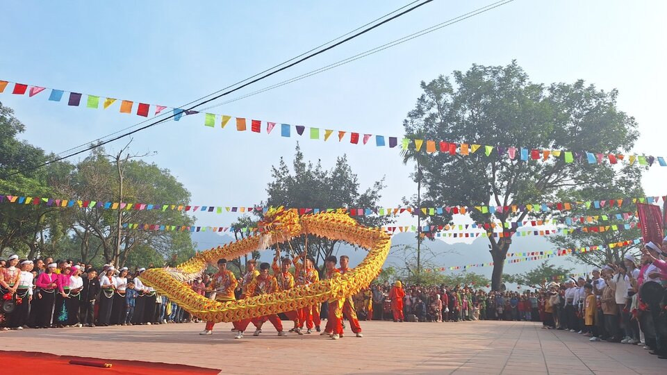 Rộn ràng không khí lễ hội ngày đầu năm mới... Ảnh: Minh Nguyễn