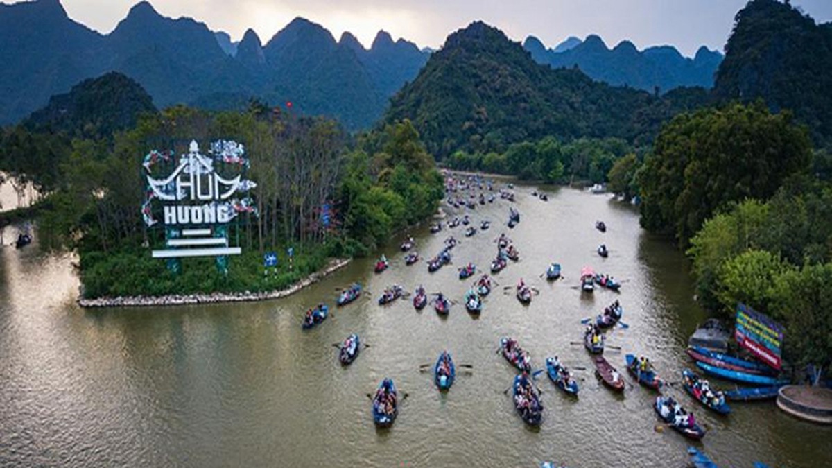 Lễ khai hội chùa Hương được tổ chức vào ngày mùng 6 tháng Giêng. Ảnh: M.H.
