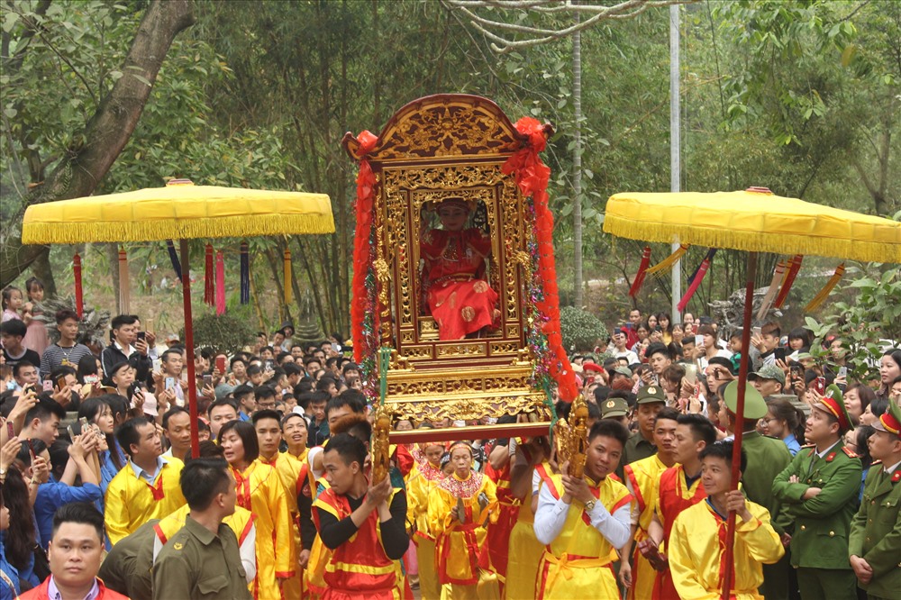 Lễ hội đèn Gióng mỗi năm hội thu hút hàng nghìn người dân đến trẩy hội. Ảnh: Hà Vi