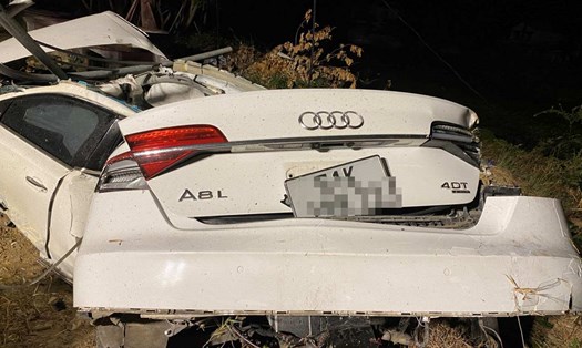 Xe ô tô Audi biến dạng sau khi tông vào vòng xoay đại lộ ở Nha Trang. Ảnh: Phương Linh