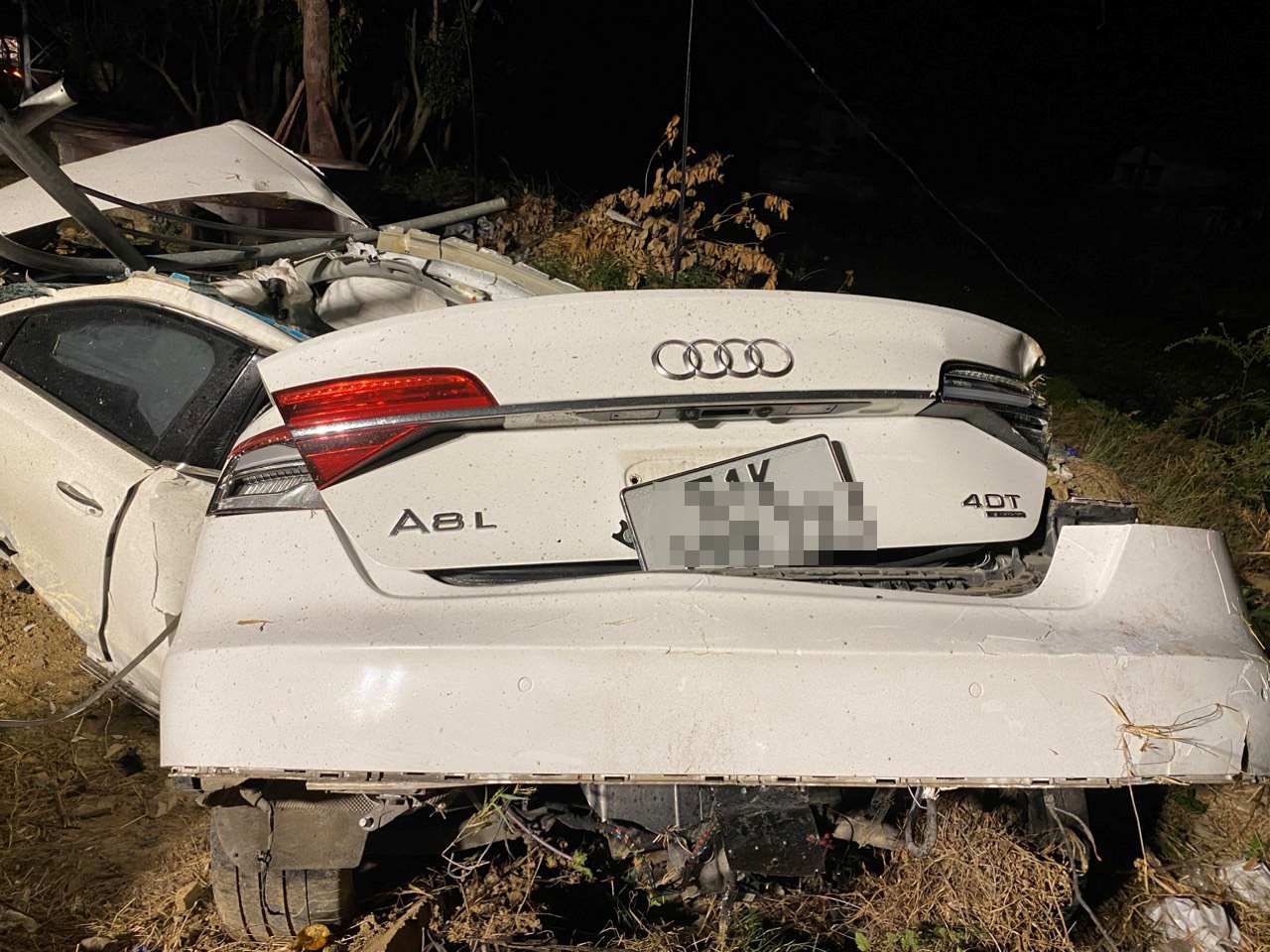 Hiện trường vụ xe Audi tông vào vòng xoay ở Nha Trang. Ảnh: Phương Linh