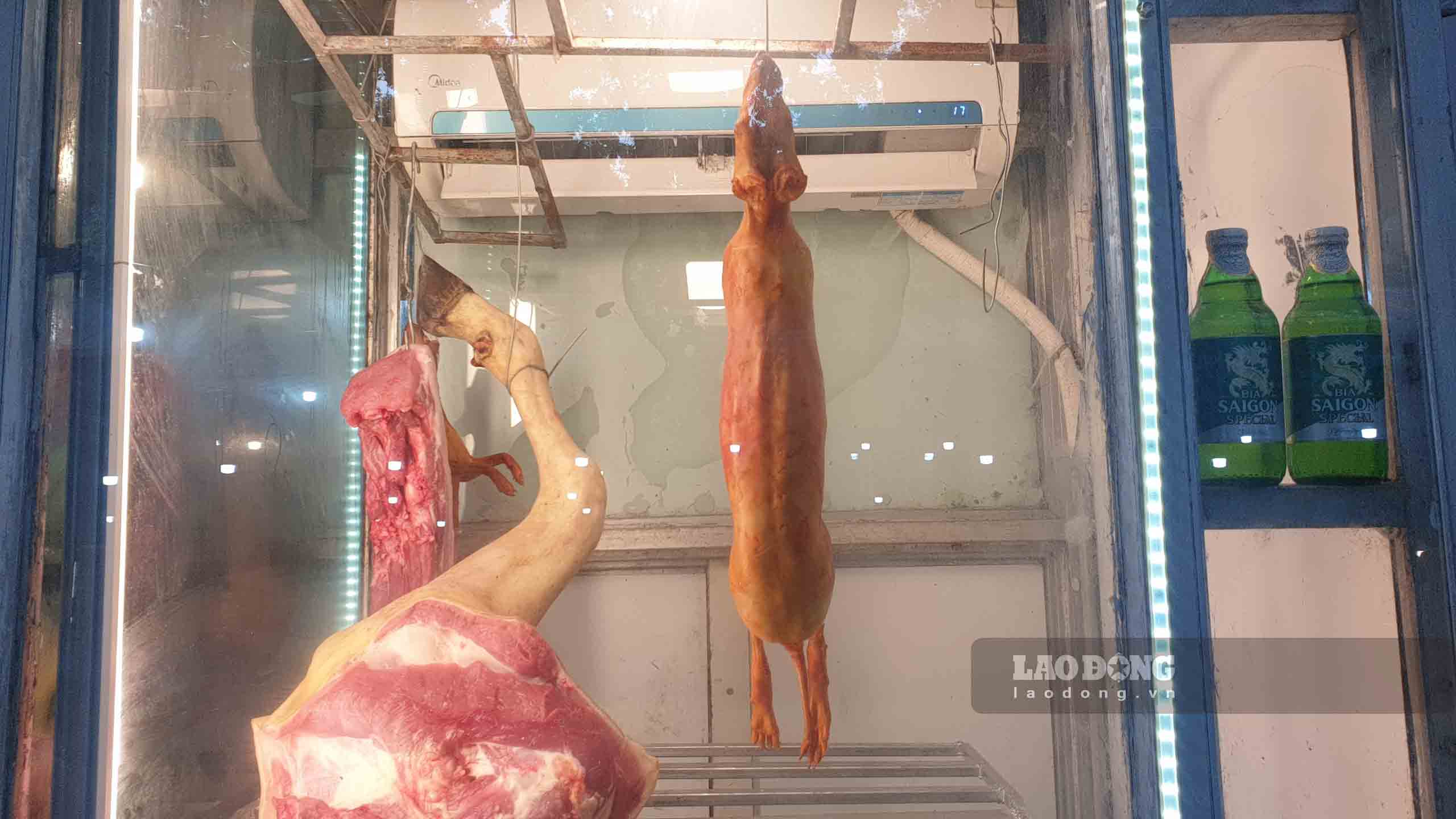 Loại thịt cầy đang được bày bán được các tiểu thương cho biết là cầy đá, cầy hoa quả được người dân nuôi. Ảnh: PV Lao Động