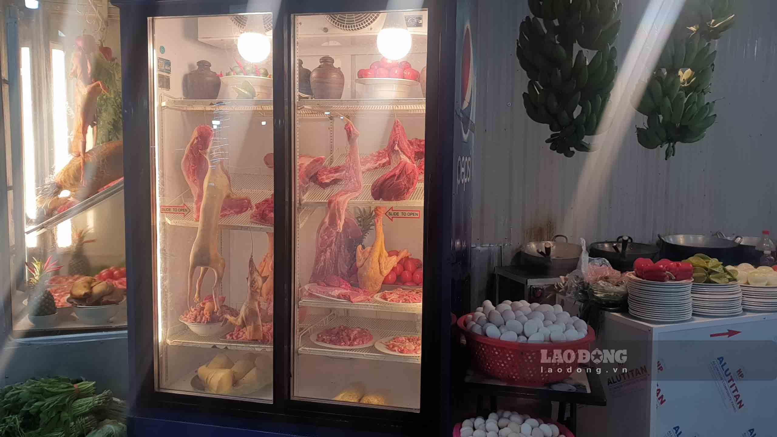 Một cửa hàng bày bán thịt nhím, thịt cầy nuôi ở lễ hội chùa Hương 2024. Ảnh: PV Lao Động