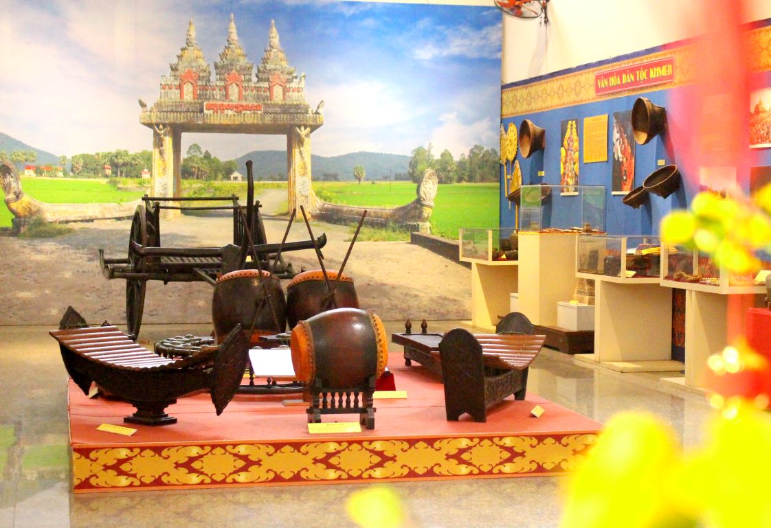 Dàn nhạc ngũ âm của đồng bào Khmer Bảy Núi tại Bảo tàng An Giang. Ảnh: Lục Tùng