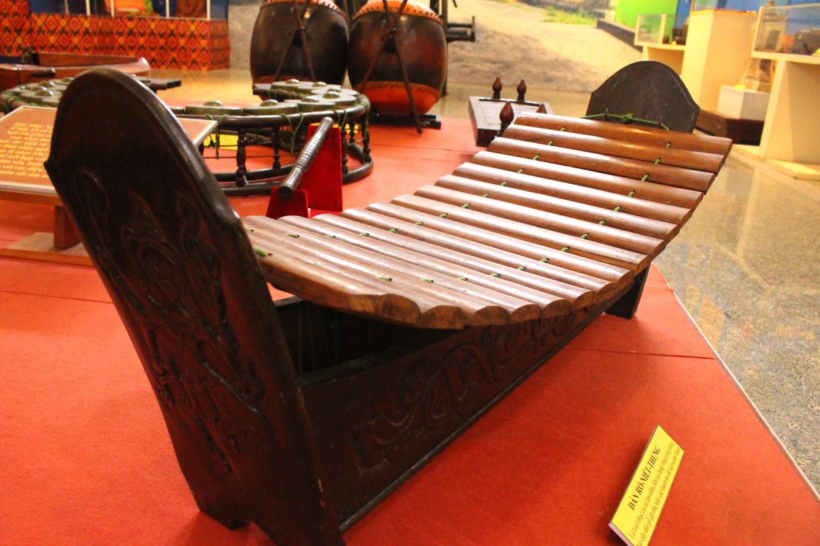 Đàn Rồ - niết - thung, được chế tác từ các thanh tre, khi sử dụng, nhạc công dùng dùi gỗ gõ lên tạo âm thanh. Ảnh: Lục Tùng 