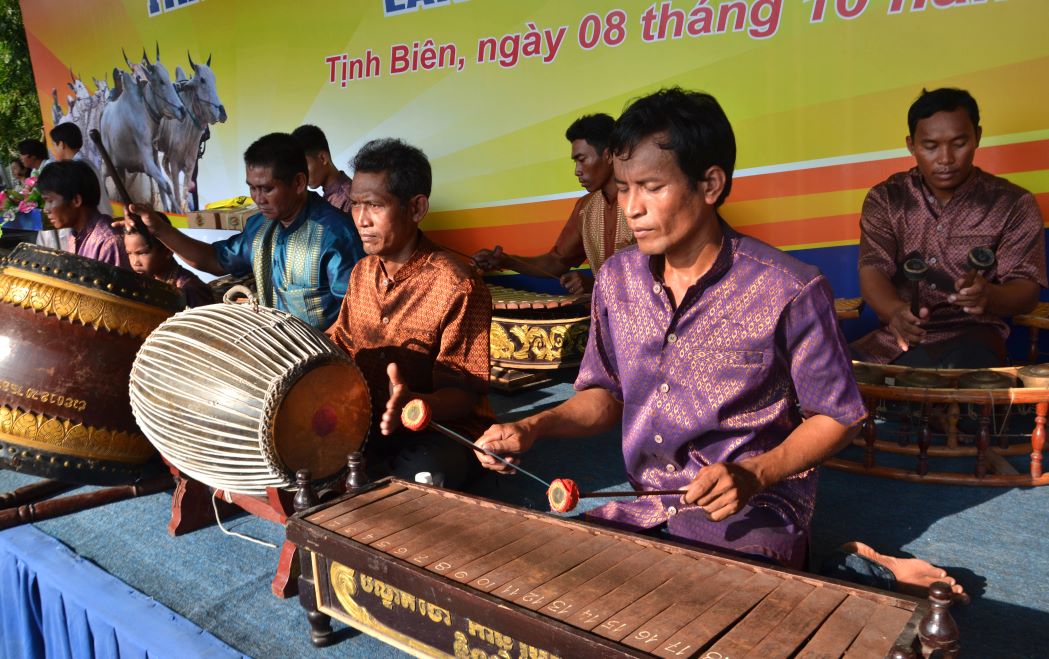 Từ chỗ là nhạc cụ mang tính “thiêng“, chỉ được  lên vào dịp lễ lớn tại các nhà chùa, giờ đây dàn nhạc ngũ âm của đồng bào Khmer Bảy Núi đã lan tỏa đến cộng đồng. Ảnh: Lục Tùng