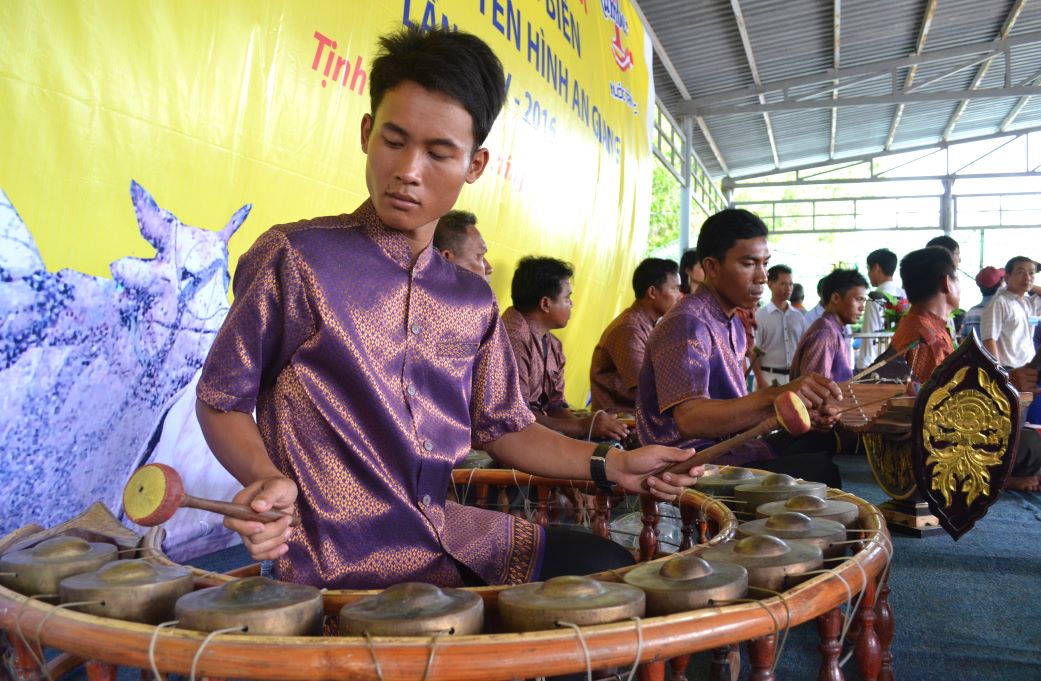 Biểu diễn dàn nhạc ngũ âm của đồng bào Khmer Bảy Núi. Ảnh: Lục Tùng