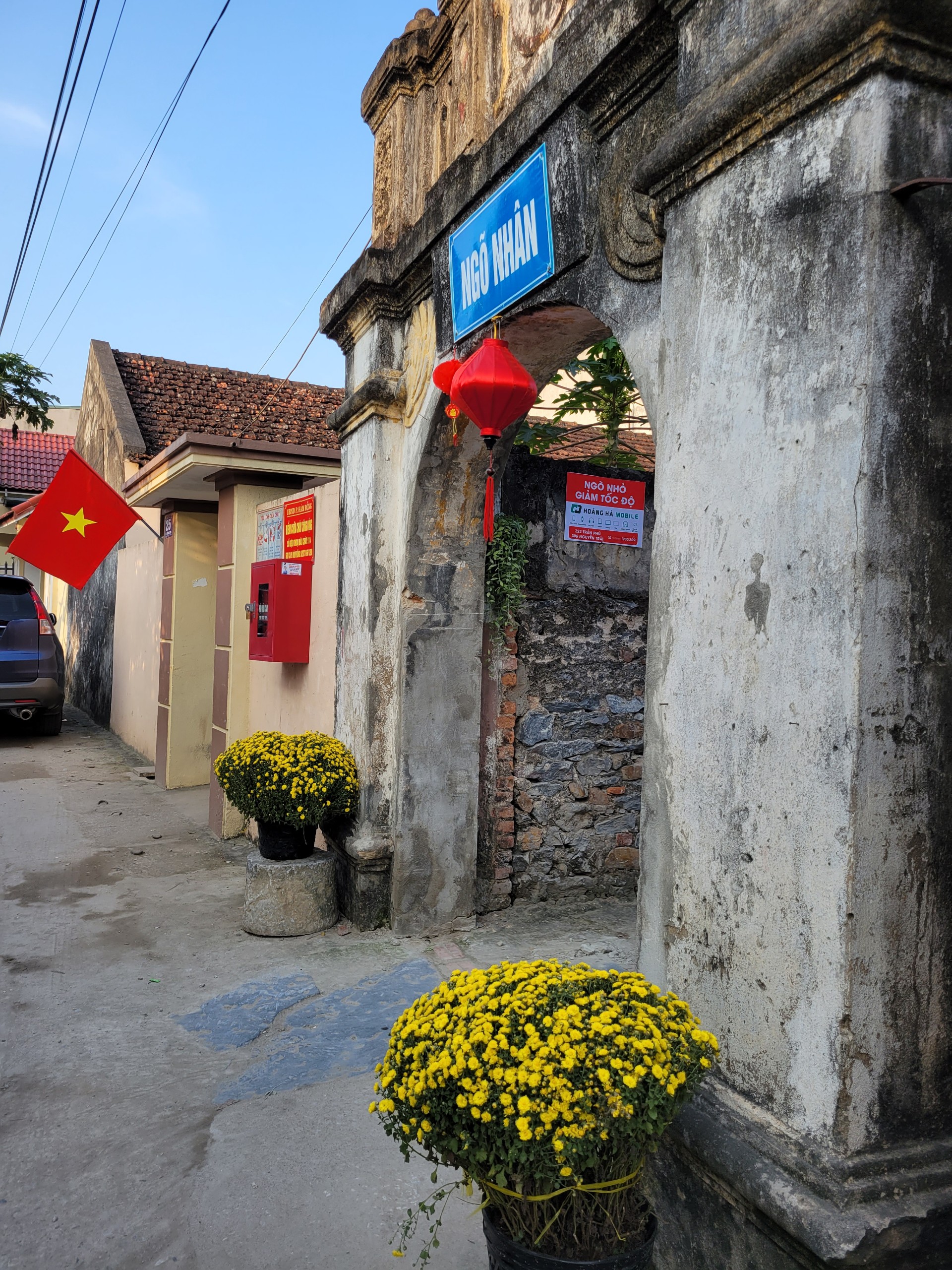 Làng cổ Đông Sơn nằm giữa những núi đồi hùng vĩ, hướng mình ra dòng sông Mã với cây cầu Hàm Rồng anh hùng. Sau làng là núi Cánh Tiên và phía trước là những thửa ruộng màu mỡ. Trong làng còn gìn giữ một số ngôi nhà cổ, ngõ cổ như các ngõ Nhân, Nghĩa, Trí, Dũng cùng con đường chính.