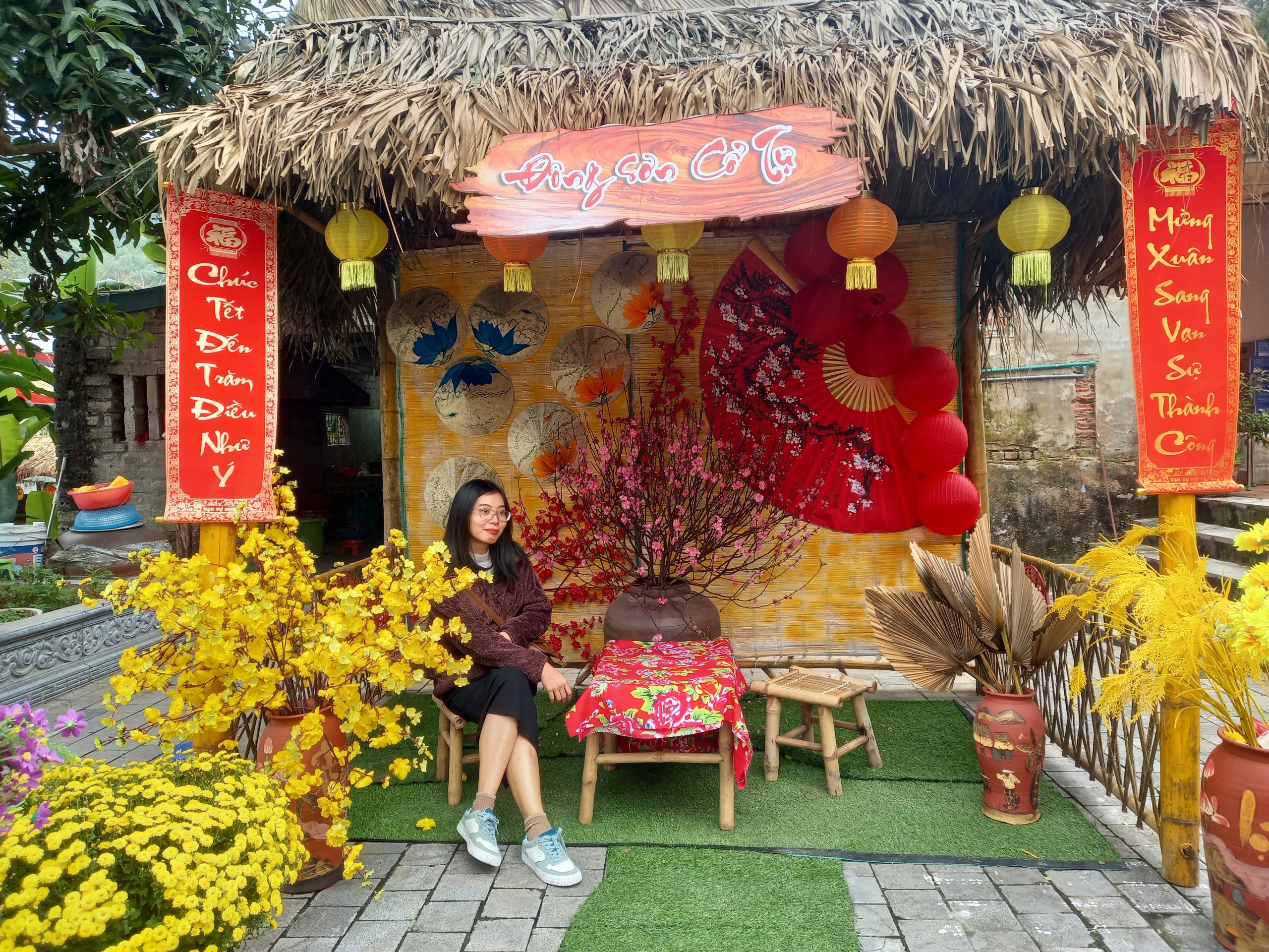 Tết xưa làng cổ là chương trình được tổ chức hàng năm với nhiều hoạt động như hội chợ làng, văn nghệ, múa rối, chọi gà... nhằm quảng bá thu hút du khách đến tham quan vui chơi ngày Tết tại làng. Tết xưa làng cổ năm Giáp Thìn 2024 diễn ra từ 4.2 đến hết 14.2.