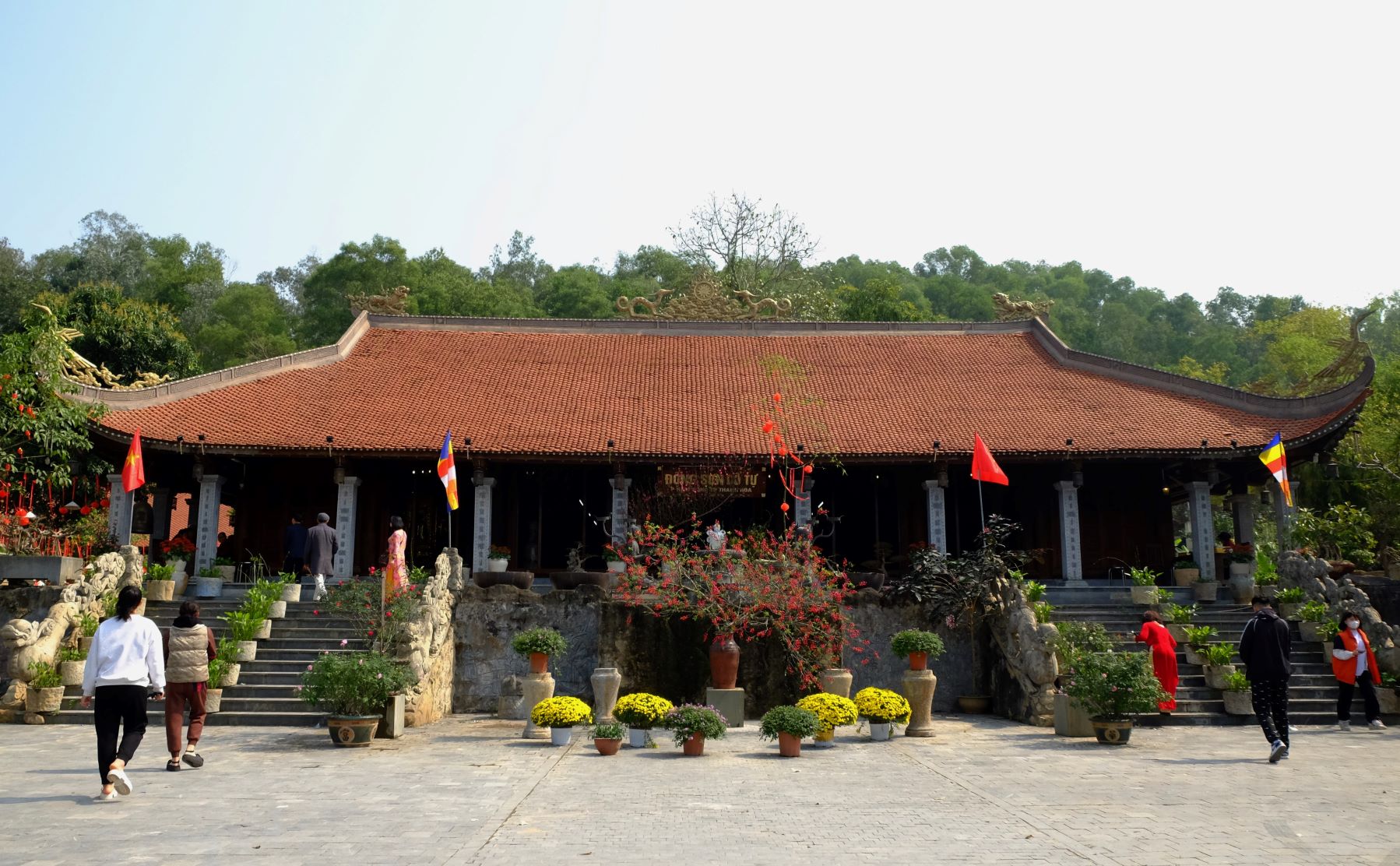 Trong khuôn viên làng, ngoài chương trình Tết xưa làng cổ, du khách có thể tham quan Đông Sơn Cổ Tự (hay còn gọi là chùa Phạm Thông, chùa Đông Sơn). Xưa kia chùa được xây dựng trên diện tích khuôn viên gần 3.000m2, gồm Cổng Tam quan, Nhà điện chính; Hậu cung nhưng đã bị bom Mỹ phá sập. Hiện chùa còn lưu giữ tượng Phật Di Đà bằng đá ngôi trên bệ đá chân quỳ hình vuông.