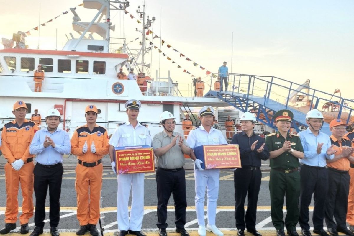 Thủ tướng Chính phủ tặng quà cho người lao động tại cảng. Ảnh: Vũ Khuyên