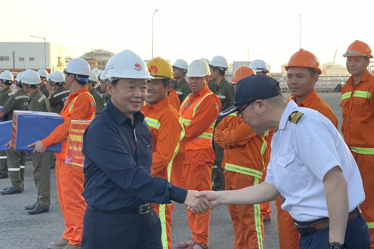 Phó Thủ tướng Chính phủ Trần Hồng Hà thăm hỏi chúc Tết người lao động tại cảng. Ảnh: Mỹ Lương