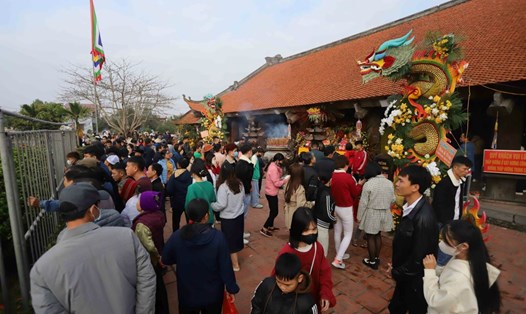 Ngay từ sáng Mùng 4 Tết đã có hàng nghìn người dân địa phương, du khách thập phương trở về trẩy hội chùa Keo mùa Xuân Giáp Thìn. Ảnh: Nam Hồng