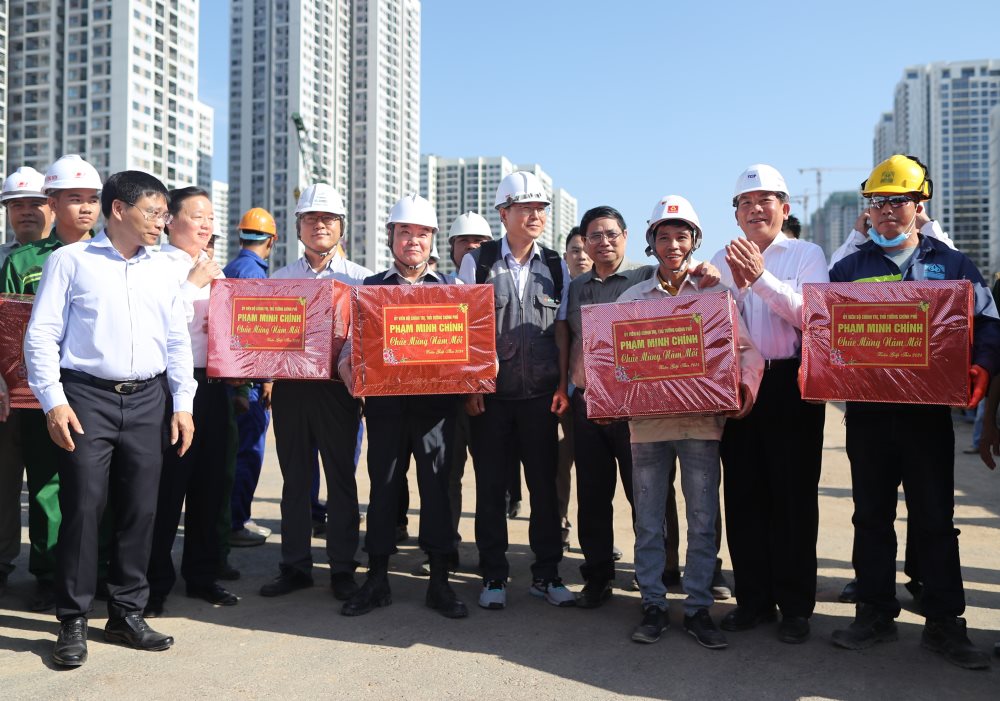   Thủ tướng tặng quà các công nhân đang làm việc tại Dự án.