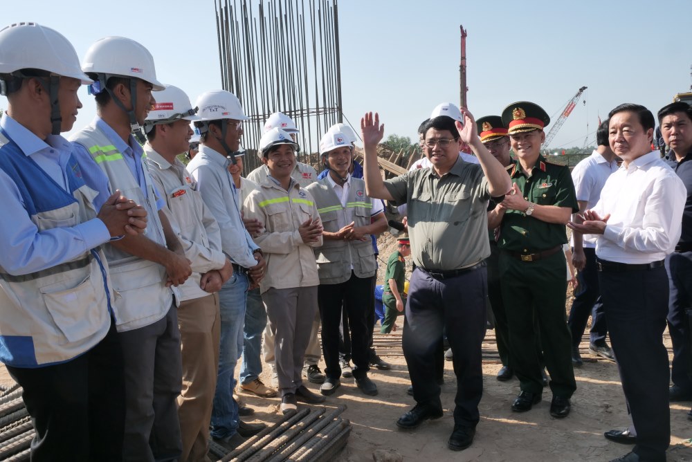 Sáng 13-2 (mùng 4 Tết), Thủ tướng Phạm Minh Chính đã đi kiểm tra hiện trường công tác thi công vành đai 3 TP.HCM (gói thầu XL3 - đoạn qua TP Thủ Đức) và thăm, tặng quà Tết, động viên cán bộ, công nhân đang làm việc trên công trường.  