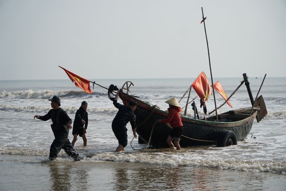 Theo ghi nhận, những ngày đầu năm mới 2024, ngư dân ở các vùng biển tỉnh Thanh Hóa đã hối hả ra khơi đánh bắt hải sản. Ảnh: Quách Du