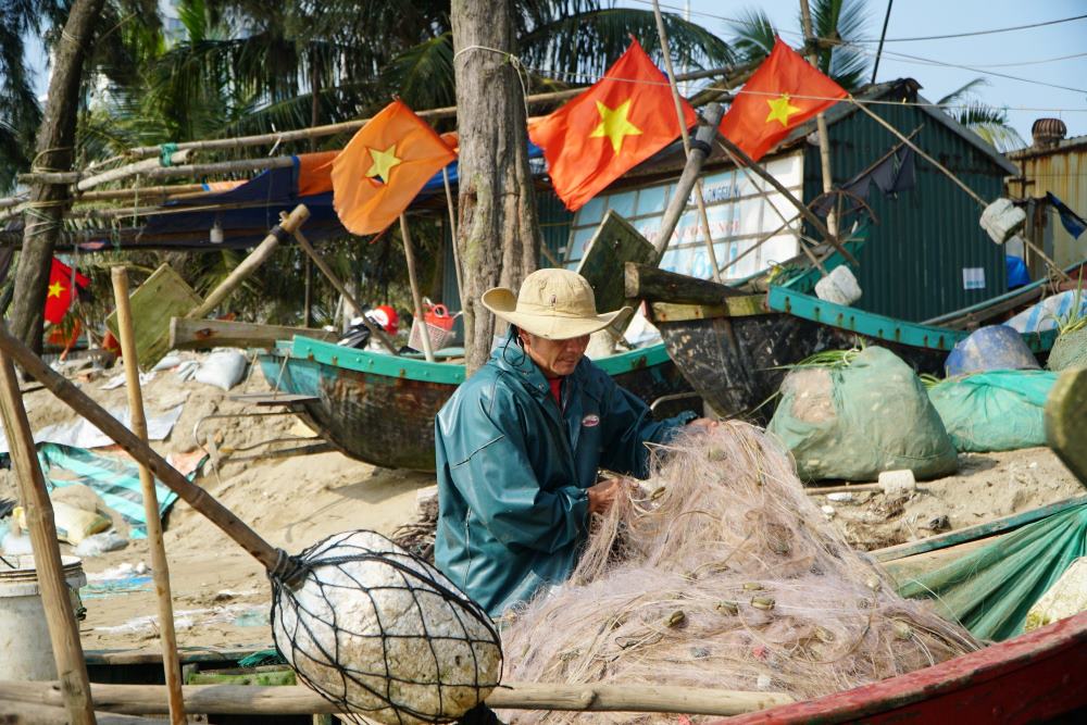 Các ngư dân ở TP. Sầm Sơn chuẩn bị ngư lưới cụ cho những chuyến ra khơi đầu năm mới. Ảnh: Quách Du