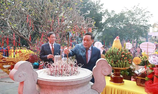 Phó Bí thư Thành ủy Hà Nội Nguyễn Văn Phong dâng hương tại đài tưởng niệm Chiến thắng Ngọc Hồi. Ảnh: Phạm Đông