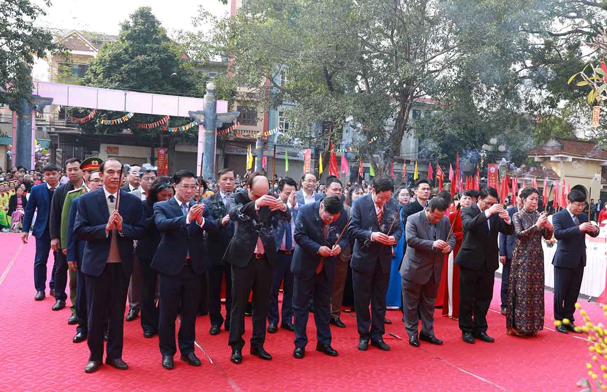 Các đại biểu tham dự buổi lễ dâng hương tại tượng đài kỷ niệm Chiến thắng Ngọc Hồi. Ảnh: Phạm Đông