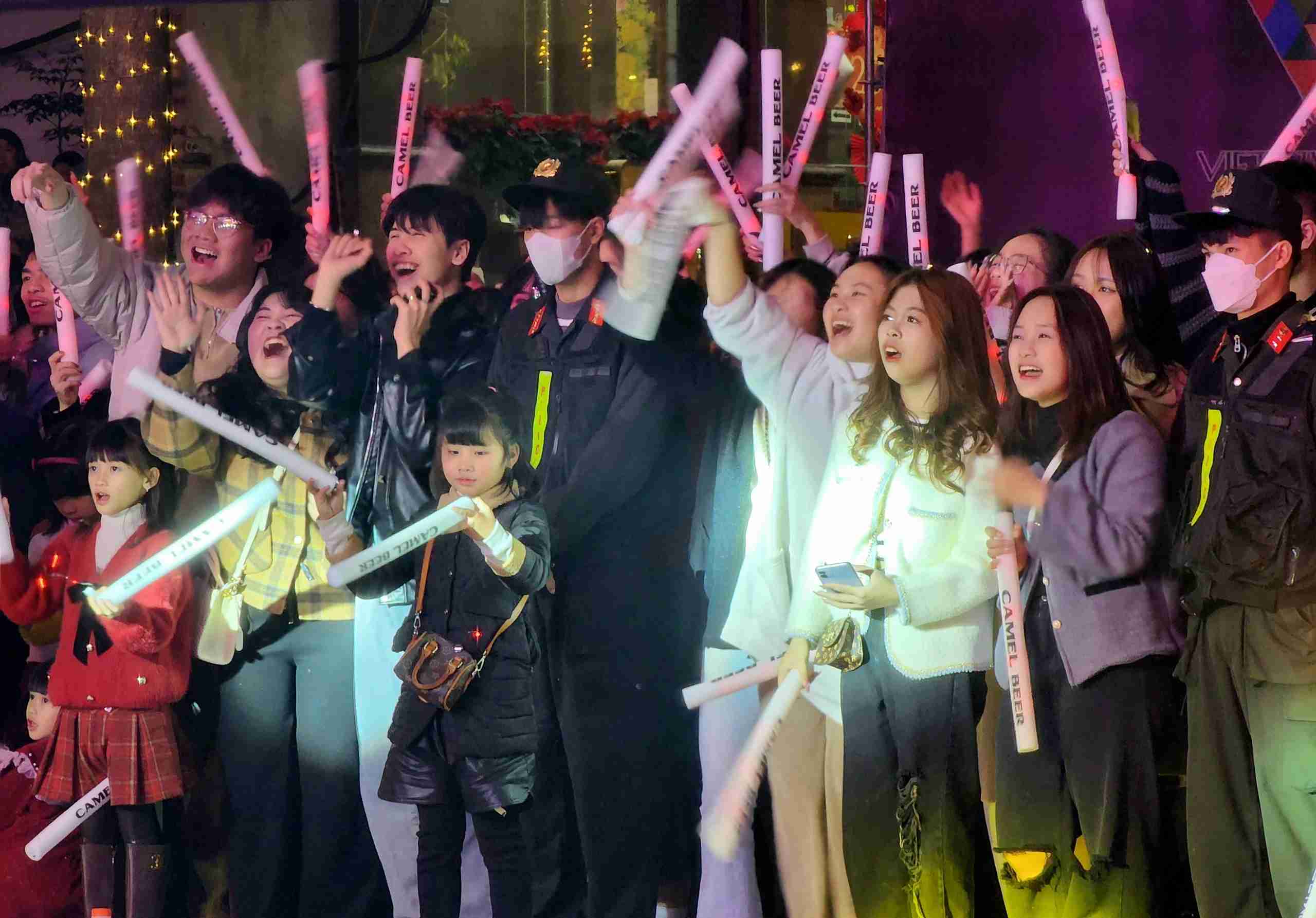 Du khách chọn tỉnh Cao Bằng du dịp Tết vì chương trình Countdown trong đêm giao thừa. Ảnh: Thuỳ Linh.
