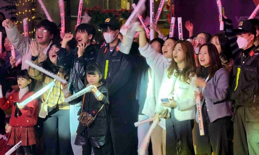 Du khách chọn tỉnh Cao Bằng du dịp Tết vì chương trình Countdown trong đêm giao thừa. Ảnh: Thuỳ Linh.