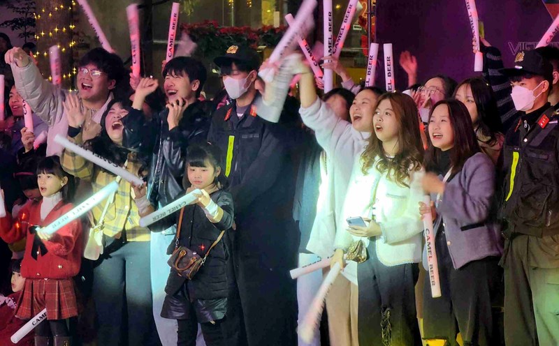 Du khách chọn tỉnh Cao Bằng du dịp Tết vì chương trình Countdown trong đêm giao thừa. Ảnh: Thuỳ Linh.