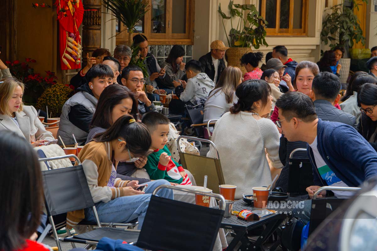 “Sau mấy ngày Tết hôm nay tôi quyết định cho cả gia đình ra quán cafe xả hơi, nhìn ngắm phố phường. Cửa hàng nào cũng rất đông nhất là khu vực trung tâm, tôi phải đi đến quán thứ 3 mới có chỗ ngồi.” - Anh Nguyễn Quang Minh (Ba Đình, Hà Nội) chia sẻ. 