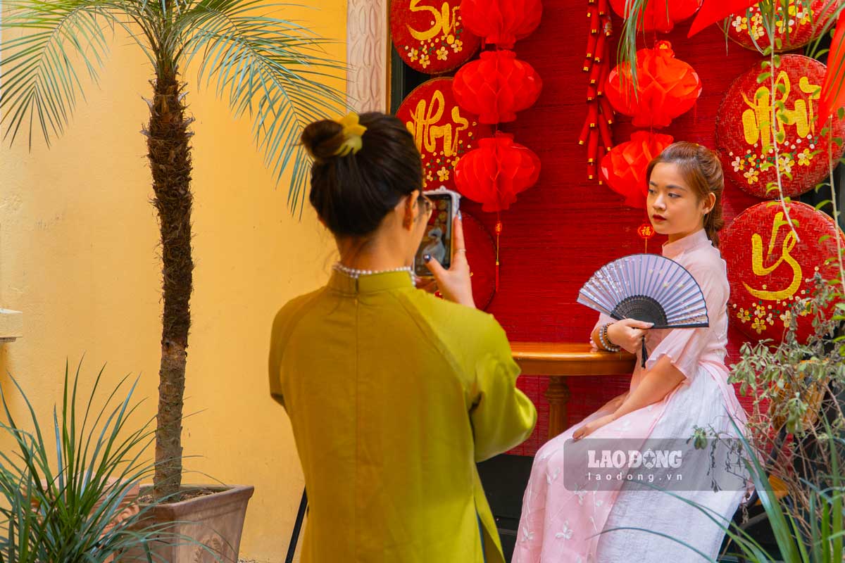 “Mình thấy các quán cafe năm nay đầu tư, trang trí rất công phu. Cửa hàng này có sẵn cả áo dài, nhiều góc chụp ảnh đẹp nhưng đồ uống thì vẫn niêm yết như mọi ngày, không tăng giá.” - Chị Minh Anh (Cầu Giấy, Hà Nội) cho biết.