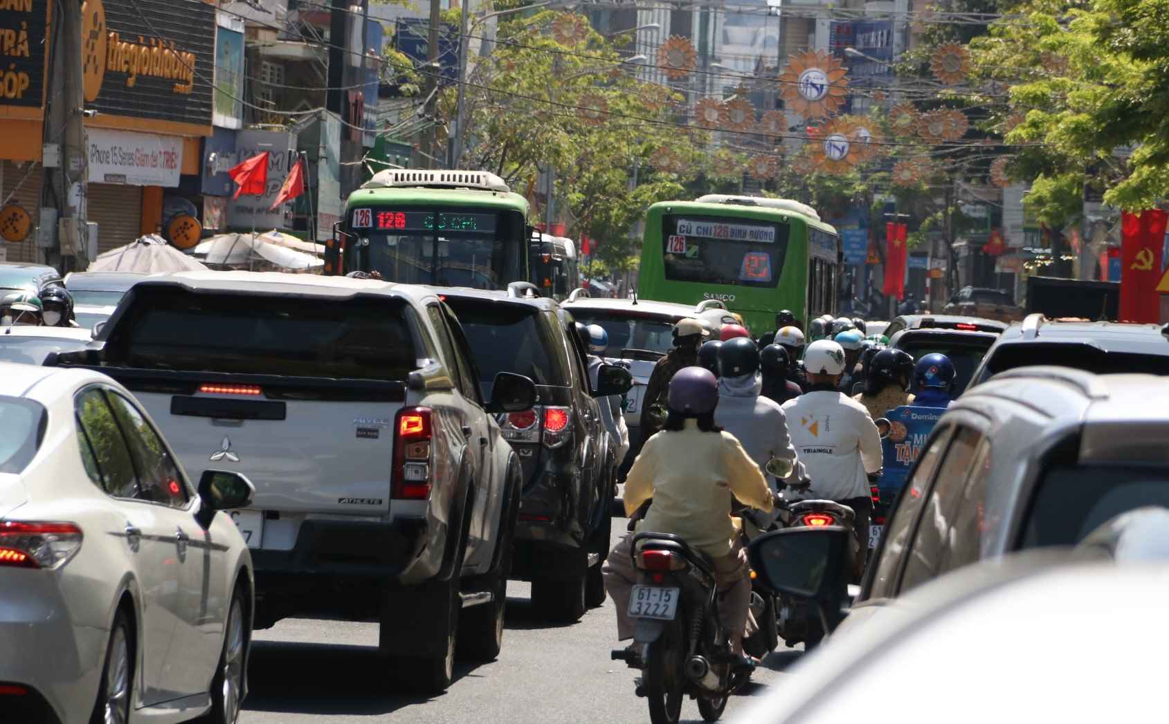 Phía trước Miếu Bà Thiên Hậu, rất đông các phương tiện, xe máy, xe ô tô nhích từng chút một.