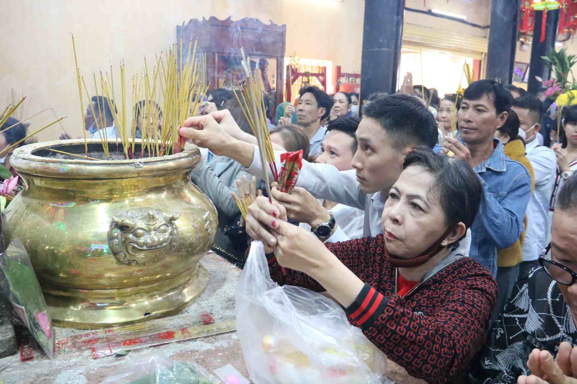 Vì vậy, vào dịp đầu năm và rằm tháng Giêng, người người dân ở nhiều tỉnh thành phố phía nam đổ về đây thắp nhang cầu may.