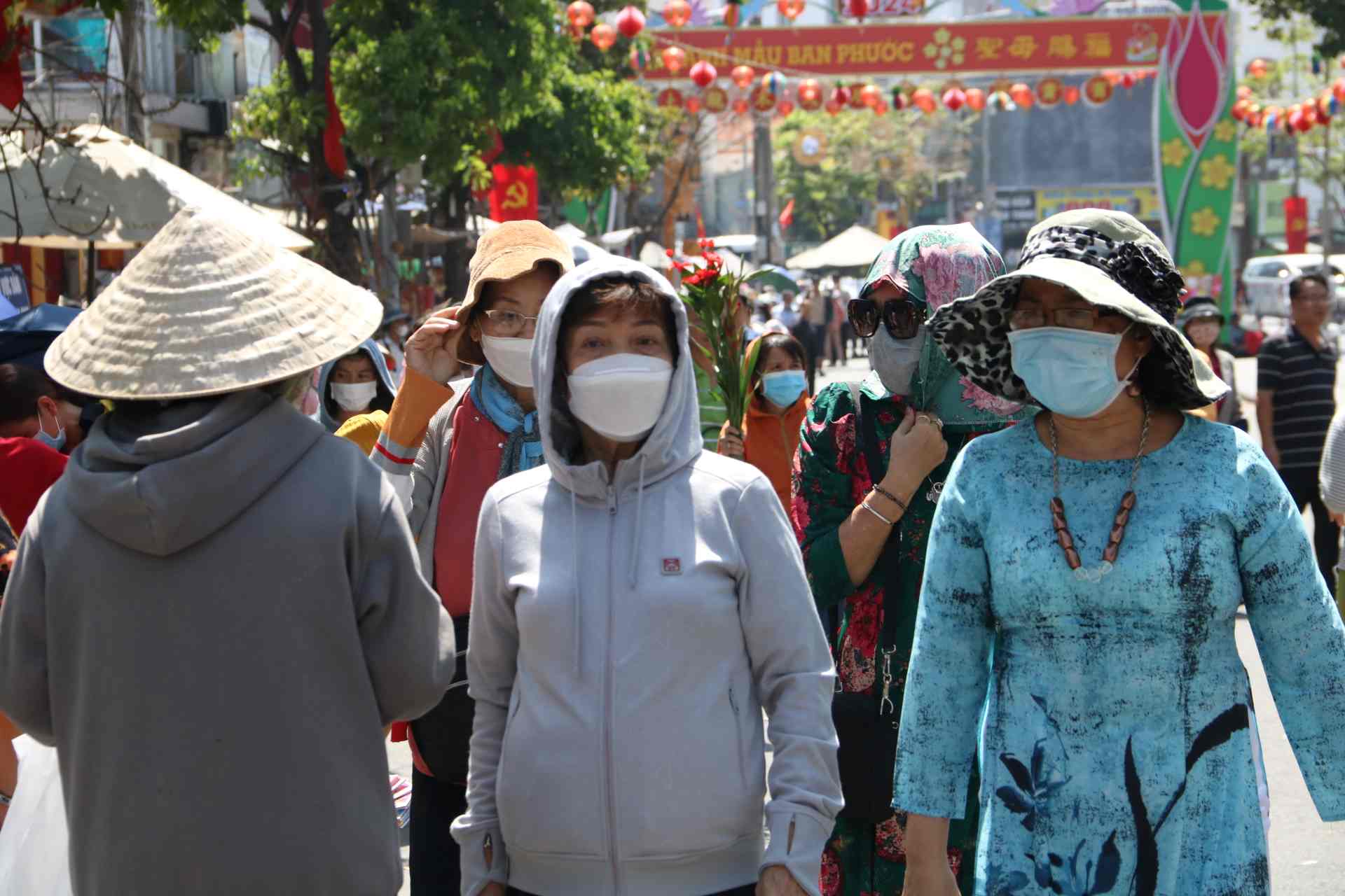 Trưa ngày 4 tết, dòng người bắt đầu đổ về trung tâm thành phố Thủ Dầu Một, tỉnh Bình Dương đi lễ mỗi lúc một đông hơn.