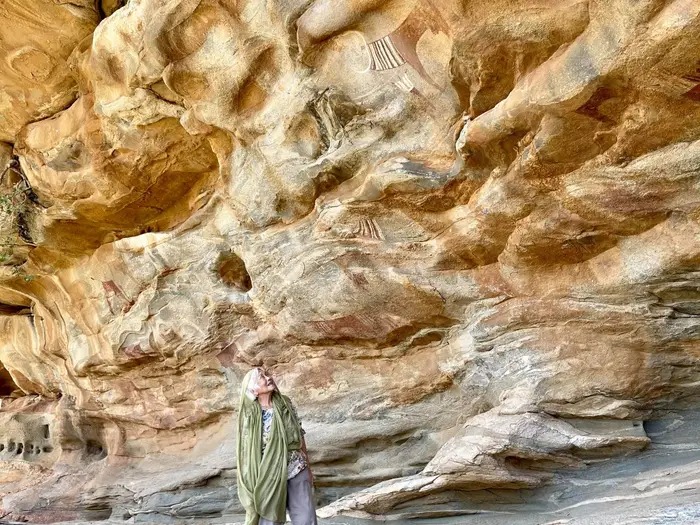 Bà Luisa Yu chụp ảnh tại Tranh đá Laas Geel ở Somaliland. Ảnh: Luisa Yu 