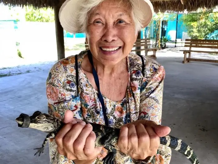 Bà Yu chụp ảnh cùng cá sấu ở Vườn quốc gia Everglades. Ảnh: Luisa Yu 