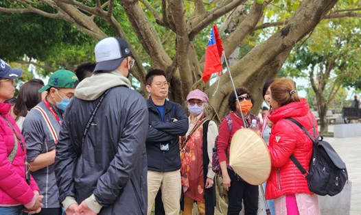 Đoàn khách du lịch tại chùa Linh Ứng Đà Nẵng dịp Tết này. Ảnh: Thùy Trang