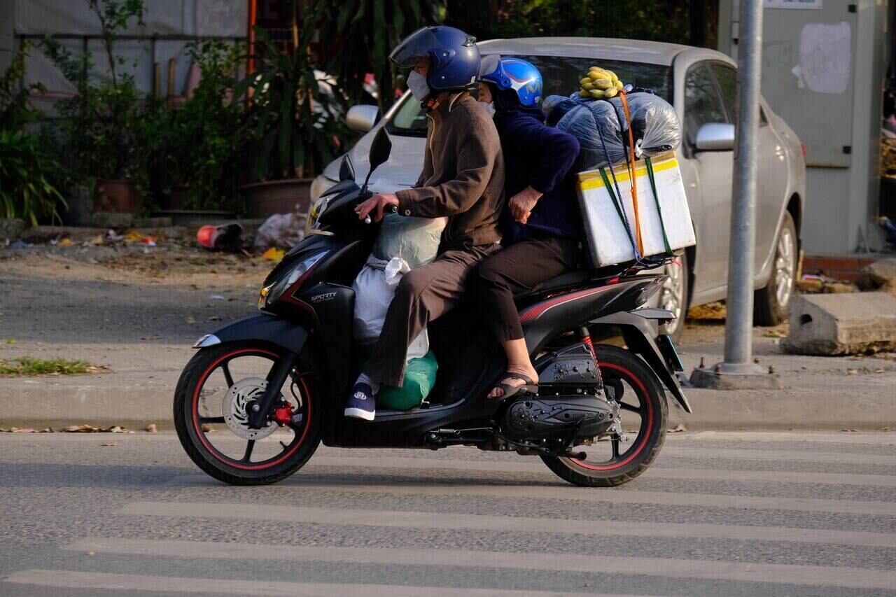 Anh Đinh Văn Nam, quê ở Hà Nam chia sẻ: “Tôi di chuyển bằng xe máy từ trưa, đến chiều nay thì tới Hà Nội. Tuyến đường di chuyển khá thuận lợi, không bị ùn tắc”.