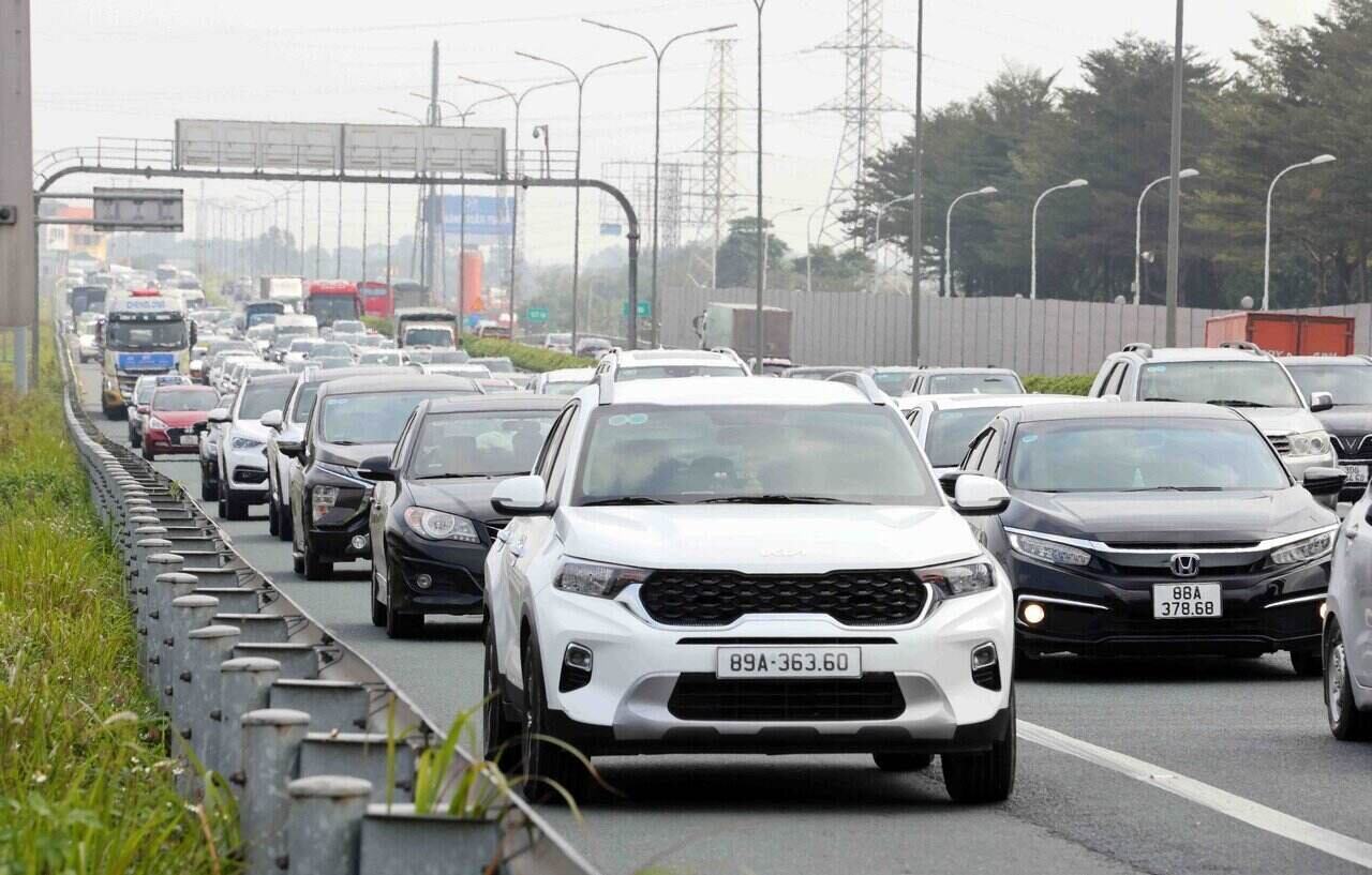 Hàng dài phương tiện nối đuôi nhau di chuyển tại cao tốc Pháp Vân - Cầu Giẽ hướng vào nội đô Hà Nội.